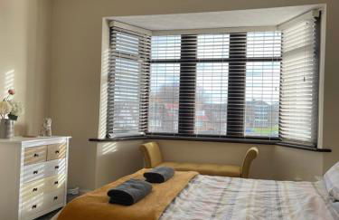 Spacious Family Home Minutes from the Beach - Foto 25