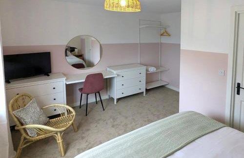 CHERRYTREES 5 Bed House, Sleeps 10, 3 Bathrooms, Parking, Ideal for Groups and Work Stays - Foto 25