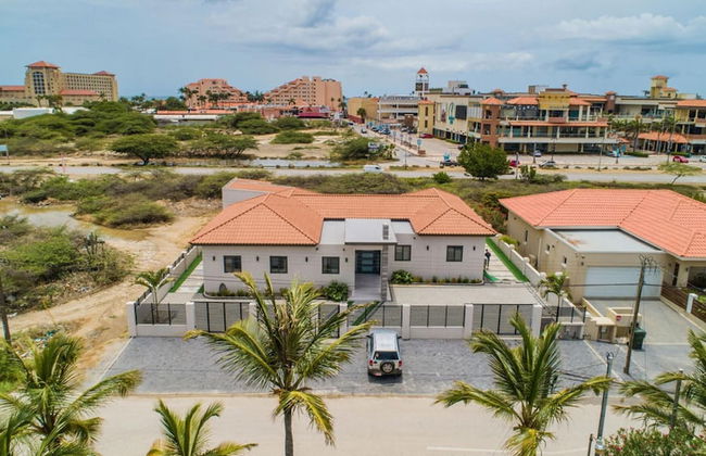 NEW 6BR Villa w Pool Across Street Palmbeach - Foto 30