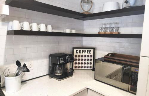 Spacious Upadated 2 King Beds Pets Welcome With Large Private and Fenced Yard Minutes to Beaches - Foto 13