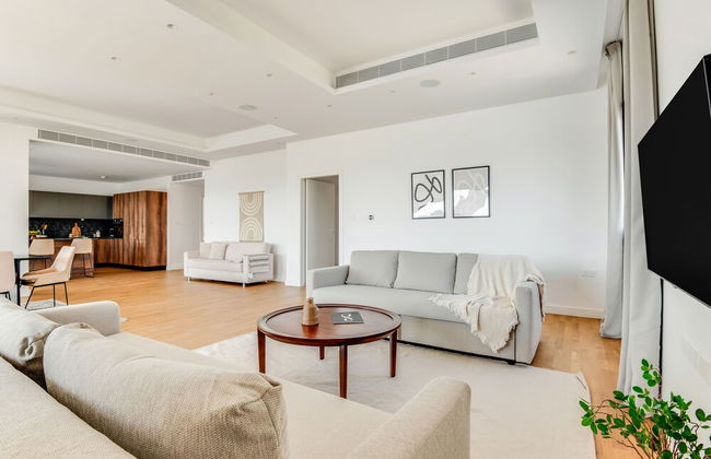 Sanders Crystal 1 - Large 4-bdr Penthouse With Shared Pool - Photo 13