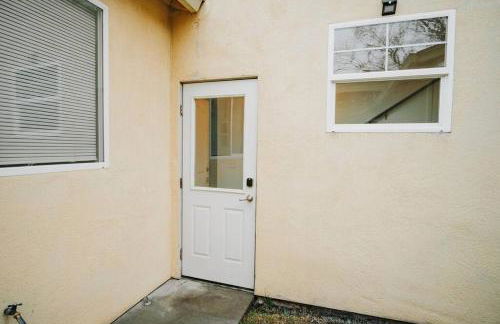 Gorgeous Upstairs Studio with Patio and Laundry - Foto 15