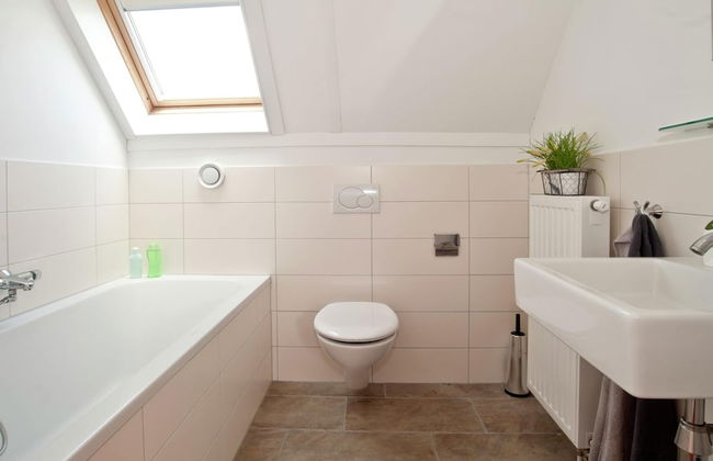 Tail-wagging Lake Escape - Photo 5