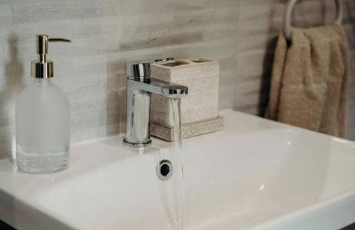 Elegant Barn Retreat with jacuzzi - Foto 23