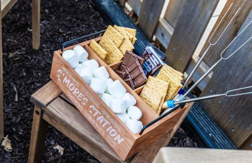 Family Retreat with Hot Tub, Game Room & Prime Location - Foto 22