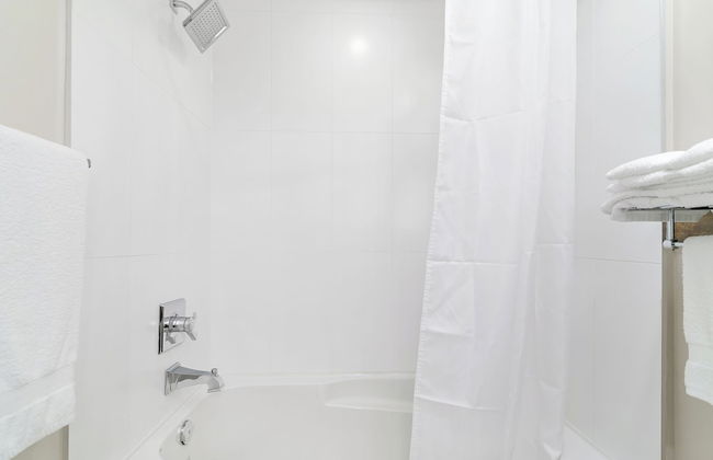 Chic Haven Stylish 3 Bedroom - Photo 50