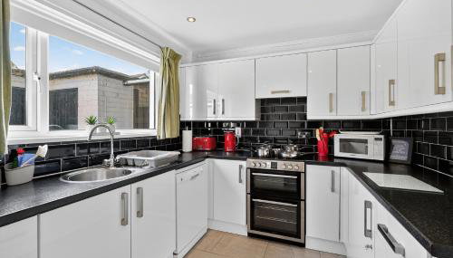 Hillsborough Home from Home, Garden and 2x Parking by StayByNumbers - Foto 2, stove, toaster