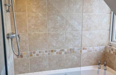 Large 4-bed house for up to 7 guests w 2x parking - Foto 2