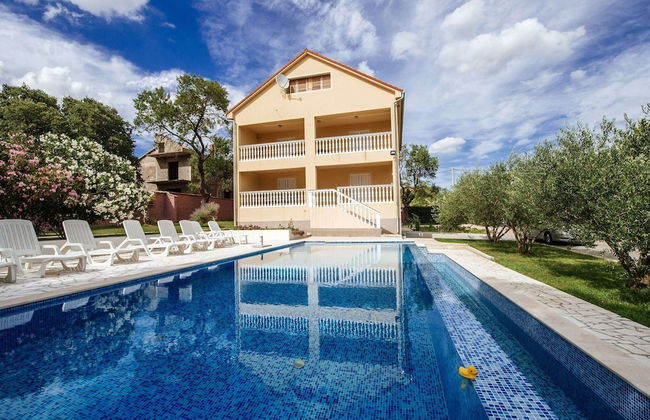 Spacious Holiday Home With Private Pool - Foto 1