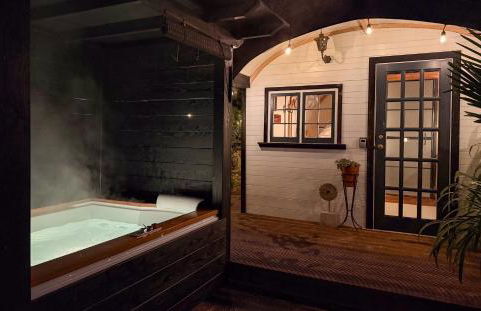 The Cabana Luxury Award Winning Tiny Home with Hot Tub and Private Garden 2 mins Walk to Ryde Beach - Photo 1