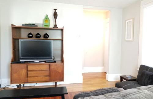 Bright Front Facing Unit - Private Front Farmers Porch - Foto 12