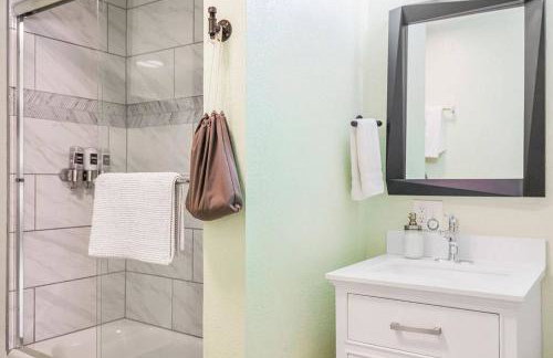 Modern Comfort in Historic Charm: 4BR KC Retreat - Foto 17