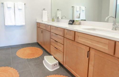 Beautiful Modern 3BR in the Grove ABODEbucks - Photo 32