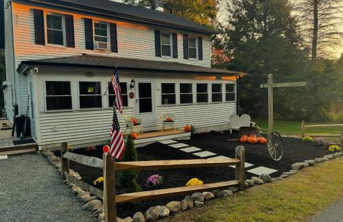 Berkshire Retreat Grand Home with Hot Tub and Large Yard, 5 mins from Jiminy Peak - Foto 16