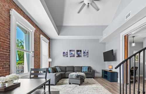 Main Street Balcony Apartment For up to 8 guests! - Foto 7