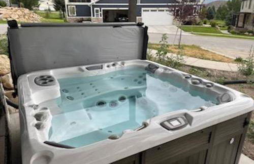 Midway to Heaven! BRAND NEW 5 bed 4.5 bath, HOTTUB - Photo 10