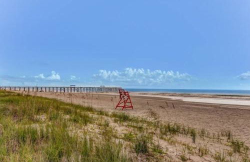 Tropical Beach Bungalow Down - Backyard - Grill - Across Street from Beach - Foto 24