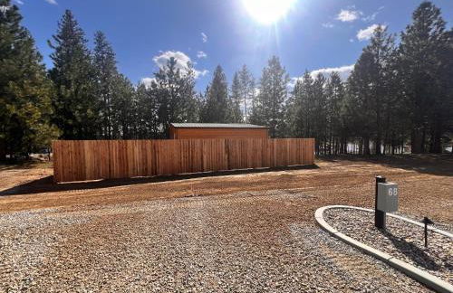 Rustic 1 bd 1 ba Cabin at New Waitts Lake Resort - Foto 7