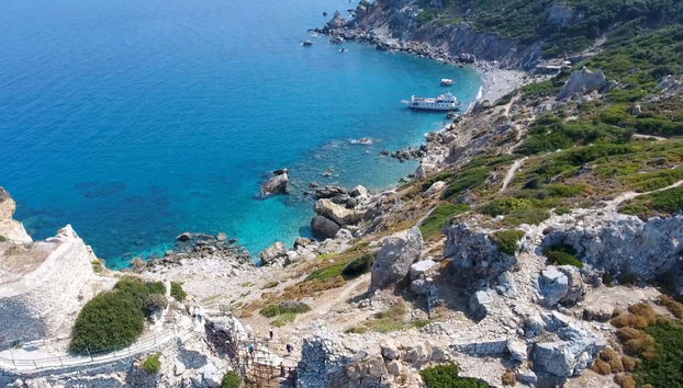 Una embarcación en una playa de la costa de Scíathos