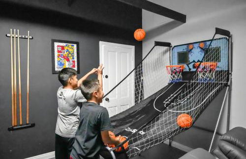 Sleeps 12 - Hot Tub - Pool - Game Room & Fire Pit! - Foto 27