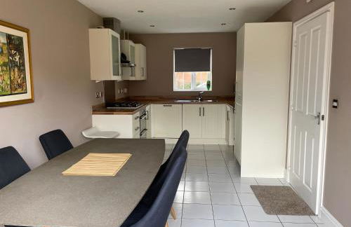 Stunning Large Detached Gloucester, 4 beds, 3 bedroom, 2 bathroom property, Nr Chelt, The Docks and Quays sleeps 6 - Photo 51