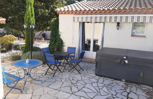 Gîte du Soleil, climatisé avec piscine chauffée d'avril à novembre, et jacuzzi - Photo 4