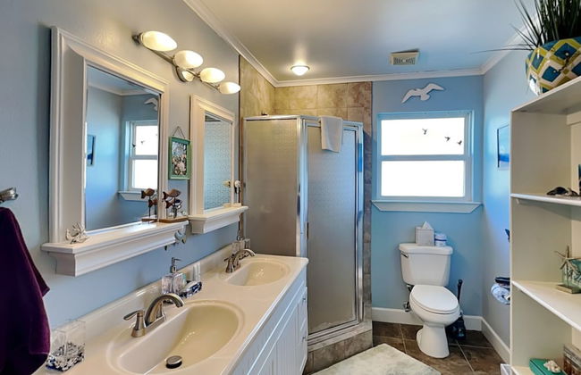 Lighthouse By the Sea - Photo 22