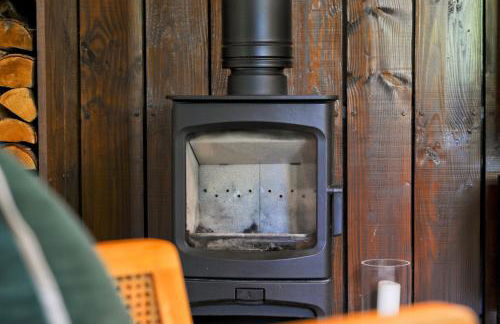 Adgestone Villa - A Luxurious Countryside Escape with Heated Pool, Near Sandown Beach, Dog Friendly in Rural Sandown - Perfect Getaway for Family & Friends - Photo 57