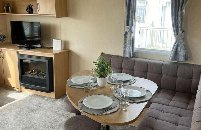 3 Bedroom Caravan - Sleeps 8 - Parking, Wifi, Pool - Photo 1