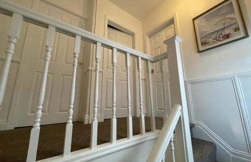 Lovely Spacious House Family & Contractor Friendly 3 Bedroom Near Leeds Centre Sleeps 8 - Foto 36