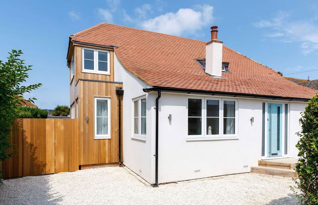 Mariners Stylish Beachside Getaway With Sea Views - Photo 58