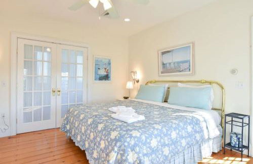 Waterfront Fun at this Huge Family Estate - Foto 57