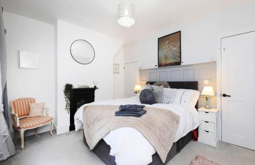 Cosy 2-Bed Home by Pink Flamingo Holdings, Perfect for Business & Groups - Photo 1