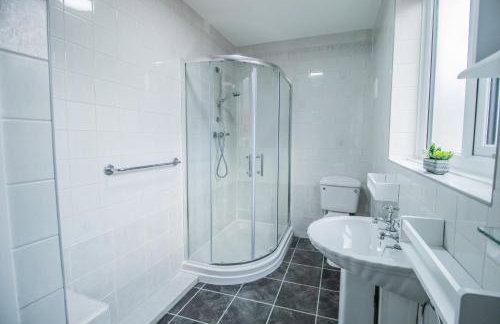 Free Parking, Ideal for Long Term Contractor, etc Stays, Regular Housekeeping Option, 10 min Walk from Beach and Metro 15-20 min Drive to Nissan & Newcastle - Dwellcome Home Ltd 2 DOUBLE Bedroom 3 Bed Apt, Fast WIFI - See our Site for Assurance - Foto 8