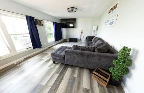 The Jackson Cottage on Grass Lake Waterfront 2 1 Nautical Cottage with Hot Tub Firepit & Year-Round Fun - Foto 12