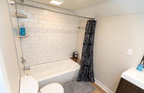 Updated & Comfy Bungalow with Parking Easy Access - Foto 21