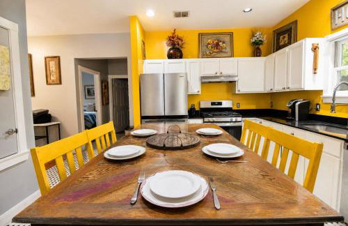 Dog-friendly home with large patio, W/D & central AC - Foto 44