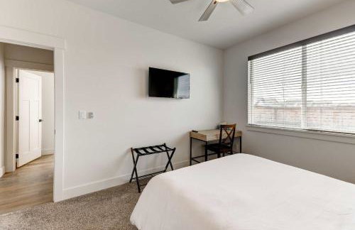 Scenic Modern Home with Private Patio & Fireplace - Foto 29