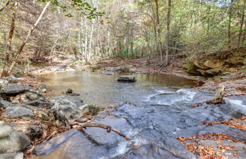 Forest-View Gem on Vaughn Creek Less Than 1 Mi to Dtwn! - Foto 4