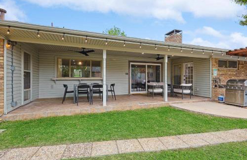 3-BD Backyard Oasis w Pool Patio Firepit - Foto 39