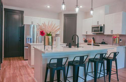 Loop, New Luxurious Large 3BR House, Sleeps 11 with Free Parking - Photo 10