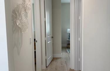 Colorful retreat near beach and pickleball courts - Foto 9