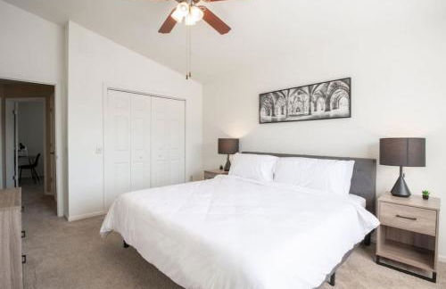 GRAUHAUS Tasteful 3BD with KING bed in Pekin - Foto 5