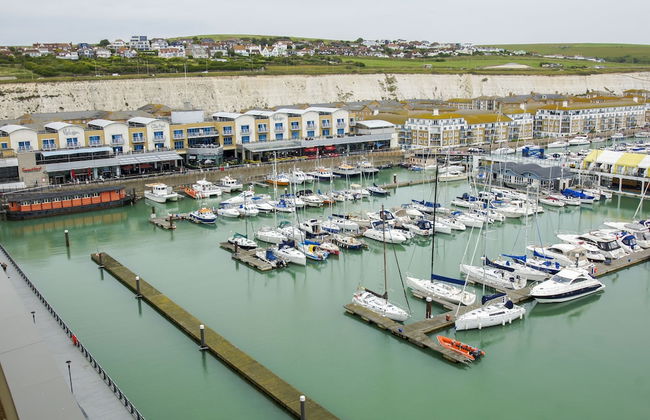 Orion Marina Sea View - Parking - by Brighton Holiday Lets - Foto 41
