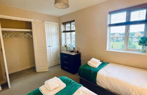 Spacious 4 Bedroom, 3 Bath House by Jesswood Properties Contractors, Business and Leisure with Free Parking and WIFI - Foto 27