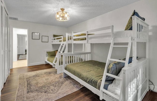 Golden Retreat: Expansive 6BR Home w Heated Pool ~ - Foto 3