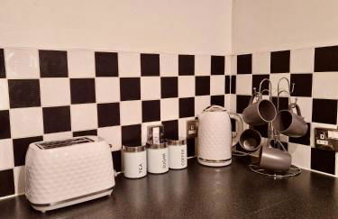 Wolverhampton Apartment with Free Parking 1 minute from the train station - Foto 12