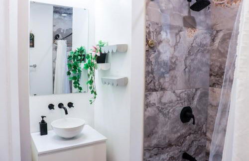 Downtown Retreat - 2BR Oasis - Foto 22