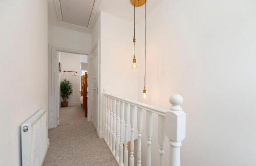 Sleeps 6. Free Wifi. Free Parking central location. - Photo 51