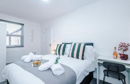 Spacious 4 Bed in Birmingham by 53 Degrees Property, Ideal for Business or Families, Games Room! - Foto 21